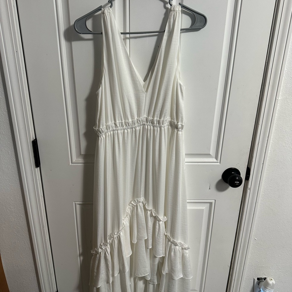 Elegant White Sleeveless Dress
